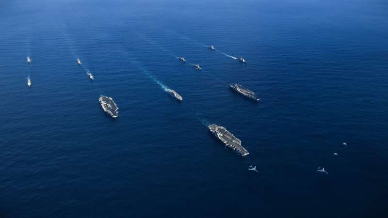 2017年11月中旬,美國海軍出動尼米茲號、雷根號、老羅斯福號3大航空母艦打擊群,進入西太平洋朝鮮半島海域,威懾北韓金正恩政權(第七艦隊臉書) 2017年11月中旬,美國海軍出動尼米茲號、雷根號、老羅斯福號3大航空母艦打擊群,進入西太平洋朝鮮半島海域,威懾北韓金正恩政權(第七艦隊臉書)
