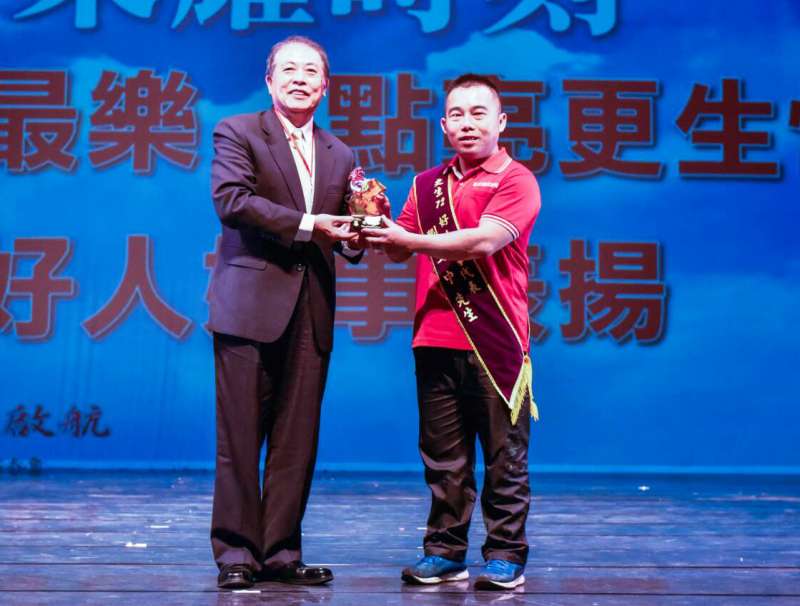 生命經歷風風雨雨,如今劉文中(圖右)站在台上獲頒更生「好人好事代表」,心裡的感慨可想而知。(圖/劉文中提供) 生命經歷風風雨雨,如今劉文中(圖右)站在台上獲頒更生「好人好事代表」,心裡的感慨可想而知。(圖/劉文中提供)