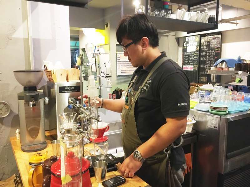 邊受訪邊為客人製作餐點,整個工作台都是他「大展身手」的空間。(圖/鐘敏瑜攝) 邊受訪邊為客人製作餐點,整個工作台都是他「大展身手」的空間。(圖/鐘敏瑜攝)