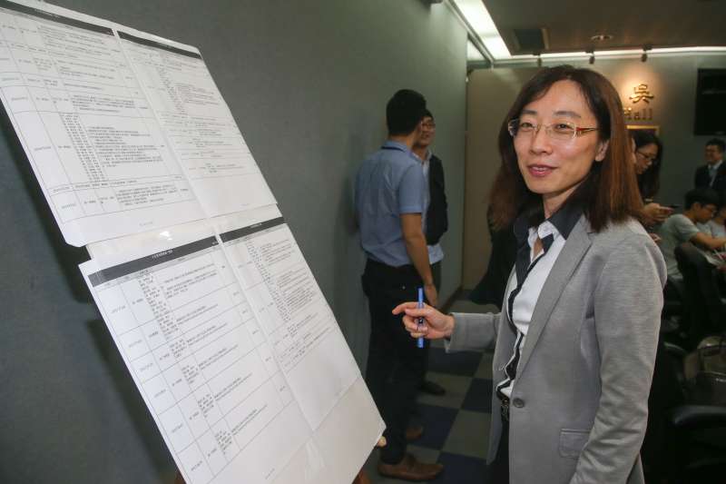 20171116-台北市副市長鄧家基、陳景峻、林欽榮等率相關局長說明大巨蛋案相關議題,法務局長袁秀慧指著相關會議一覽表密密麻麻資料,表示這下對手(遠雄)知道更多 了。(陳明仁攝) 20171116-台北市副市長鄧家基、陳景峻、林欽榮等率相關局長說明大巨蛋案相關議題,法務局長袁秀慧指著相關會議一覽表密密麻麻資料,表示這下對手(遠雄)知道更多 了。(陳明仁攝)