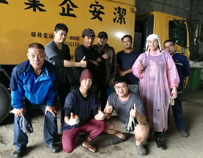對陳興餘(圖左)來說,這群人不只是員工,更像一起「打天下」的好兄弟。(圖/鐘敏瑜攝) 對陳興餘(圖左)來說,這群人不只是員工,更像一起「打天下」的好兄弟。(圖/鐘敏瑜攝)