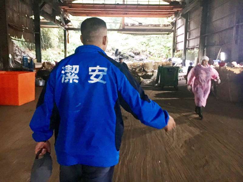 穿著工作外套、扛著家庭與社會責任,曾經的黑道大哥,如今把他的「Guts」奉獻在這間垃圾回收廠。(圖/鐘敏瑜攝) 穿著工作外套、扛著家庭與社會責任,曾經的黑道大哥,如今把他的「Guts」奉獻在這間垃圾回收廠。(圖/鐘敏瑜攝)