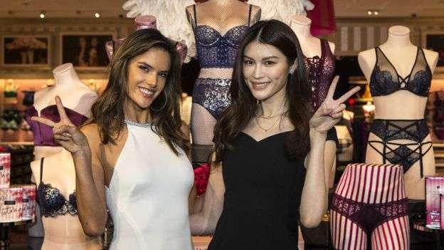 成都旗艦店開幕,名模亞歷桑德拉·安布羅休(Alessandra Ambrosio)和何穗出席維密成都店的開幕儀式。(BBC中文網) 成都旗艦店開幕,名模亞歷桑德拉·安布羅休(Alessandra Ambrosio)和何穗出席維密成都店的開幕儀式。(BBC中文網)