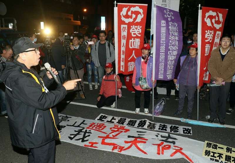 2017-11-23-立法院社衛環委員會審查勞基法修正草案，勞團入夜後於場外持續抗爭、舉行短講03。（蘇仲泓攝）