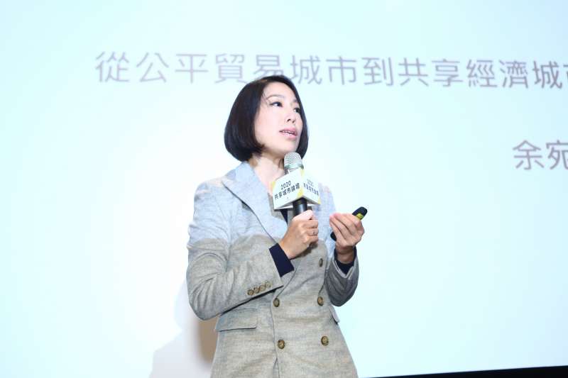 立委余宛如以簡報輔助,詳細說明政府在共享經濟發展中應扮演的角色。 立委余宛如以簡報輔助,詳細說明政府在共享經濟發展中應扮演的角色。