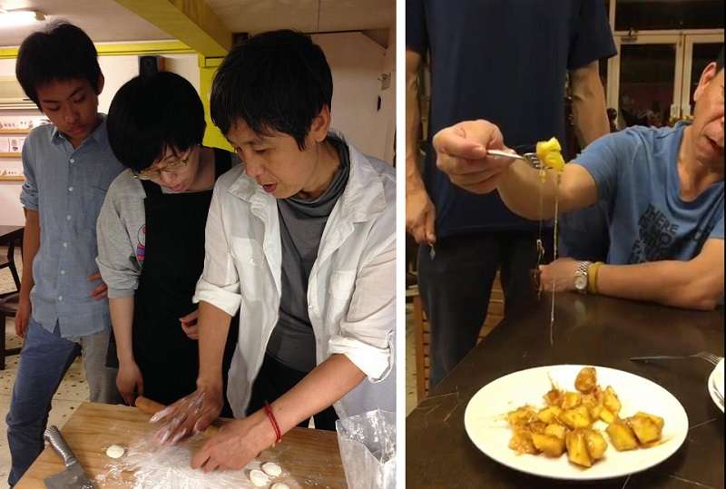 包餃子拔絲地瓜,正在拉絲的是阿澤的手。(寇延丁提供) 包餃子拔絲地瓜,正在拉絲的是阿澤的手。(寇延丁提供)