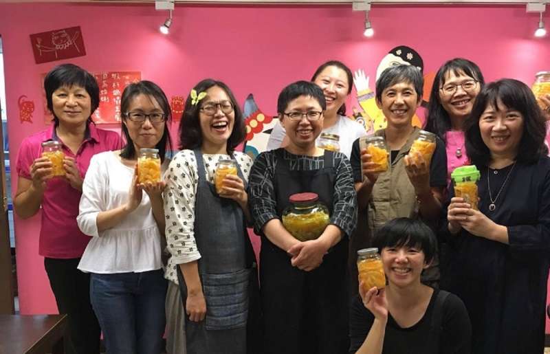 相約在魚麗。人手一瓶柳丁醬,全吃光了!(寇延丁提供) 相約在魚麗。人手一瓶柳丁醬,全吃光了!(寇延丁提供)