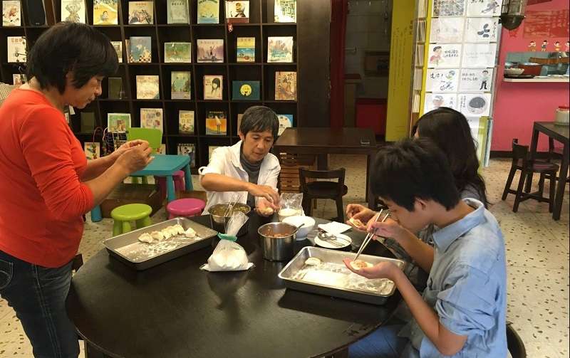 包餃子不亦樂乎。(寇筵丁提供) 包餃子不亦樂乎。(寇筵丁提供)