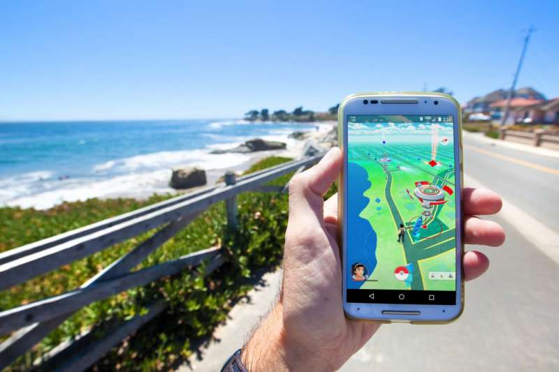 52016年夏天，任天堂共同投資的手機遊戲《Pokémon Go》造成全球轟動。（圖／shutterstock）