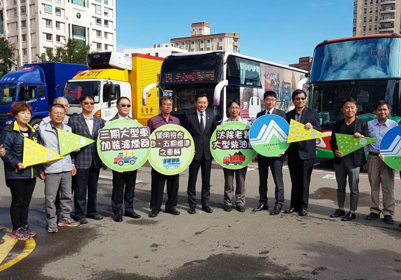 加入「環保大車隊」的各家車隊承諾，將汰除一、二期老舊柴油車，三期車輛加裝濾煙器，並使用符合四、五期標準的車輛。（圖／方詠騰攝）