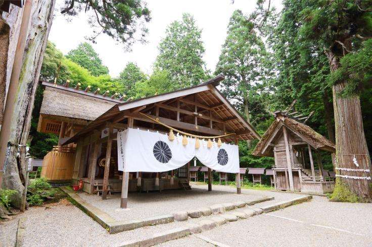 元伊勢神社分為內宮─皇大神宮(上圖),祀奉天照大御神是日本神話的總守護神;還有外宮─豐受大神宮,則是祈求豐收、保佑農民的神明。(圖/福知山市) 元伊勢神社分為內宮─皇大神宮(上圖),祀奉天照大御神是日本神話的總守護神;還有外宮─豐受大神宮,則是祈求豐收、保佑農民的神明。(圖/福知山市)