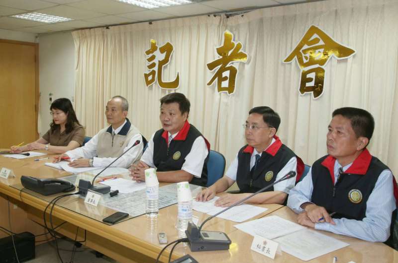 20171129-新上任的財團法人榮民榮眷基金會董事長李文忠(中)召開記者會,表示明年可增加收入一億元,並做好榮民榮眷服務與照顧,右是秘書長尤志煌。(陳明仁攝) 20171129-新上任的財團法人榮民榮眷基金會董事長李文忠(中)召開記者會,表示明年可增加收入一億元,並做好榮民榮眷服務與照顧,右是秘書長尤志煌。(陳明仁攝)