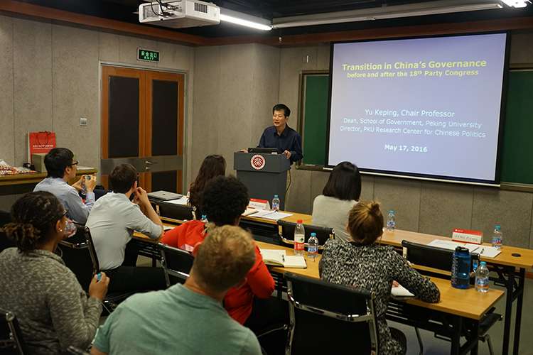 CUSEF邀請哈佛大學甘迺迪政府學院碩士研究生訪華,北京大學政府學院院長俞可平向學生講解中國治理。(圖/CUSEF網站) CUSEF邀請哈佛大學甘迺迪政府學院碩士研究生訪華,北京大學政府學院院長俞可平向學生講解中國治理。(圖/CUSEF網站)