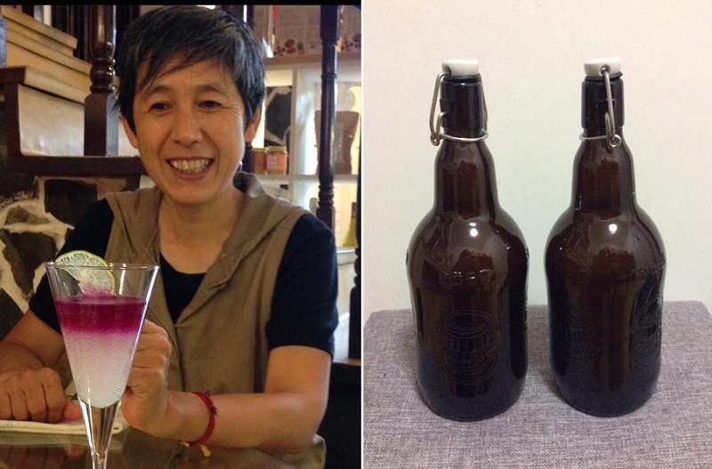 揮別台灣,行囊帶著兩只酒瓶。這一路,「民主釘子酒」陪著作者走遍台灣。(寇延丁臉書) 揮別台灣,行囊帶著兩只酒瓶。這一路,「民主釘子酒」陪著作者走遍台灣。(寇延丁臉書)