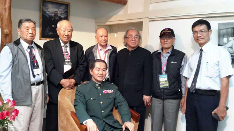 位於屏東市中山路的「孫立人將軍行館」,是國際名將孫立人於臺灣南部練兵建軍的居住地,在12月8日孫立人誕辰將屆之際,屏東文化處特別舉辦孫將軍蠟像揭幕暨生平回顧展開展活動,眾多孫將軍部屬親眷及後人到場緬懷。(屏東縣文化處) 位於屏東市中山路的「孫立人將軍行館」,是國際名將孫立人於臺灣南部練兵建軍的居住地,在12月8日孫立人誕辰將屆之際,屏東文化處特別舉辦孫將軍蠟像揭幕暨生平回顧展開展活動,眾多孫將軍部屬親眷及後人到場緬懷。(屏東縣文化處)