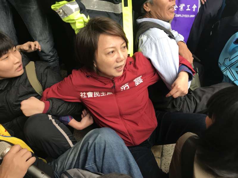 勞團及民團抗議勞基法第二波衝突,勞團佔領群賢樓前手拉手,范雲也在。(謝孟穎攝) 勞團及民團抗議勞基法第二波衝突,勞團佔領群賢樓前手拉手,范雲也在。(謝孟穎攝)