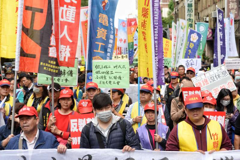 2017年12月4日,勞團繞行立法院,反對勞基法修法廢一例一休(甘岱民攝) 2017年12月4日,勞團繞行立法院,反對勞基法修法廢一例一休(甘岱民攝)