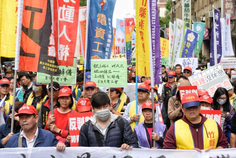 2017年12月4日，勞團繞行立法院，反對勞基法修法廢一例一休（甘岱民攝）