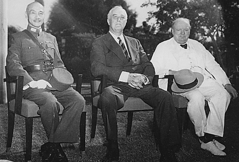 開羅會議期間蔣中正、羅斯福和邱吉爾合照,於1943年11月25日。(維基百科) 開羅會議期間蔣中正、羅斯福和邱吉爾合照,於1943年11月25日。(維基百科)