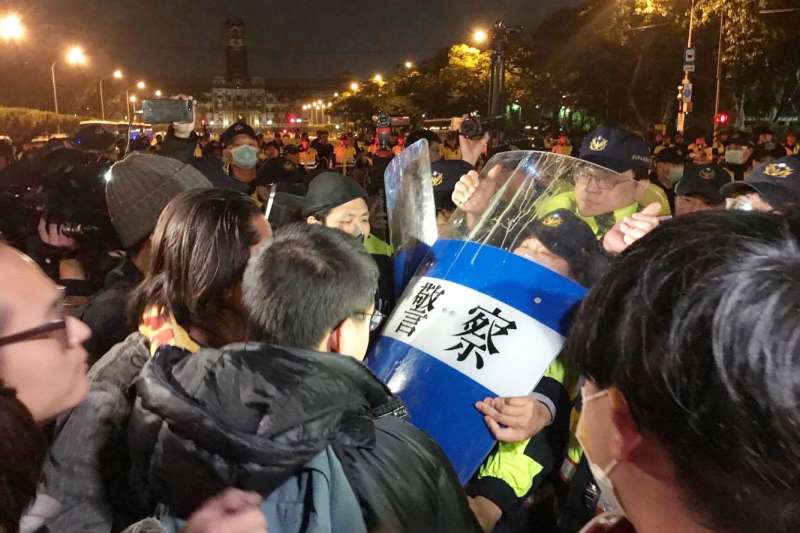 20171205-獨派成員與警方凱道衝突(謝孟穎攝) 20171205-獨派成員與警方凱道衝突(謝孟穎攝)
