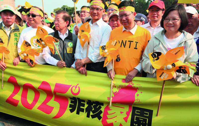 捧著非核家園神主牌的民進黨政府,如今面臨極大挑戰。(柯承惠攝) 捧著非核家園神主牌的民進黨政府,如今面臨極大挑戰。(柯承惠攝)
