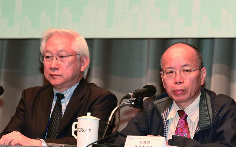 政委張景森(右)、吳政忠(左)負責能源政策議題,前者做事明快,拍板迅速,但後者則經常無法決斷。(郭晉瑋攝) 政委張景森(右)、吳政忠(左)負責能源政策議題,前者做事明快,拍板迅速,但後者則經常無法決斷。(郭晉瑋攝)