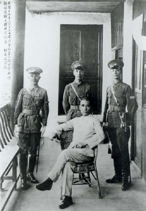 民國十三(1924)年六月十六日,孫中山先生與校長蔣中正(後排中)、總教官何應欽(後排左)、教授部主任王柏齡(後排右)合影。 民國十三(1924)年六月十六日,孫中山先生與校長蔣中正(後排中)、總教官何應欽(後排左)、教授部主任王柏齡(後排右)合影。