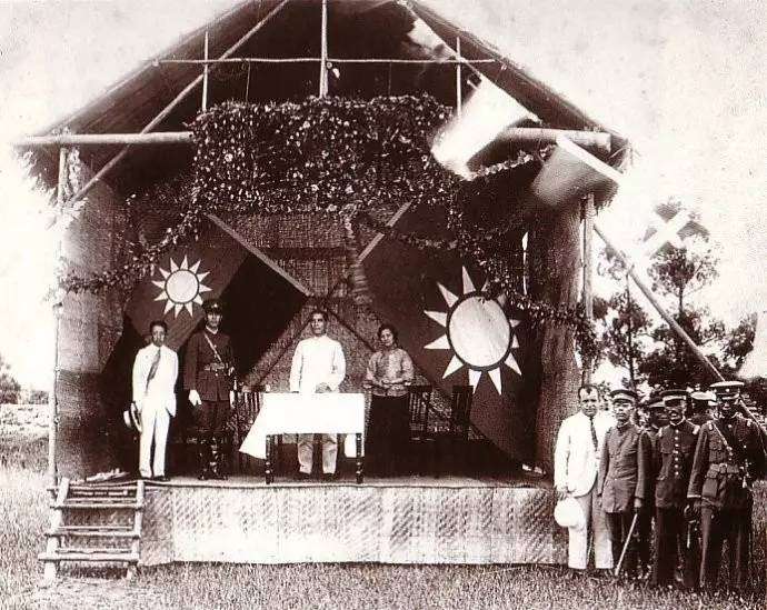 民國十三年(1924)六月十六日黃埔軍校第一期開學典禮,講台上由右至左為宋慶齡、孫中山、蔣中正、廖仲凱。 民國十三年(1924)六月十六日黃埔軍校第一期開學典禮,講台上由右至左為宋慶齡、孫中山、蔣中正、廖仲凱。