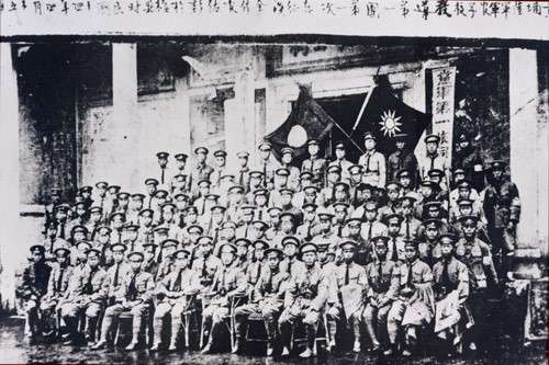 民國十四年四月十五日黃埔陸軍軍官學校教導第一團第一次東征後全體官佐合影於梅縣。(取自國立中正紀念堂管理處) 民國十四年四月十五日黃埔陸軍軍官學校教導第一團第一次東征後全體官佐合影於梅縣。(取自國立中正紀念堂管理處)
