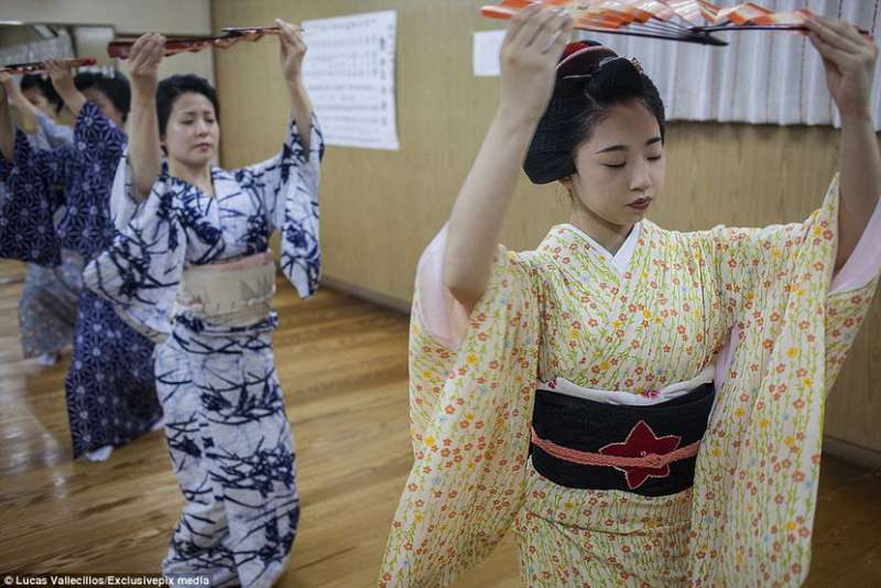 十歲開始,經過大約五年的時間,學習文化、禮儀、語言、詩書、琴瑟、斟酒等課程。 小女孩通過入館成為幼徒,在職業藝伎身邊接受熏陶,而後升為實習藝伎,又稱舞伎。(圖/言人文化提供) 十歲開始,經過大約五年的時間,學習文化、禮儀、語言、詩書、琴瑟、斟酒等課程。 小女孩通過入館成為幼徒,在職業藝伎身邊接受熏陶,而後升為實習藝伎,又稱舞伎。(圖/言人文化提供)