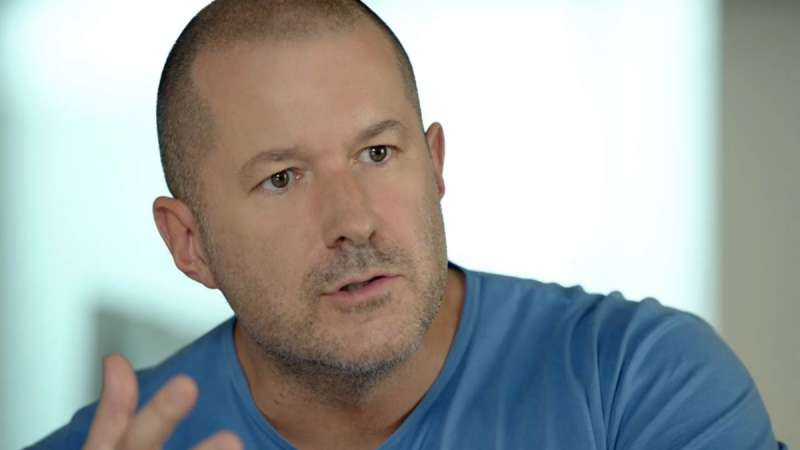 從第一代的iMac、iPod、iPhone、iPad、HomePod到Apple Store,強納森過去帶領產品設計團隊,與創辦人賈伯斯一起定義了蘋果產品經典的設計。(圖/取自twitter) 從第一代的iMac、iPod、iPhone、iPad、HomePod到Apple Store,強納森過去帶領產品設計團隊,與創辦人賈伯斯一起定義了蘋果產品經典的設計。(圖/取自twitter)