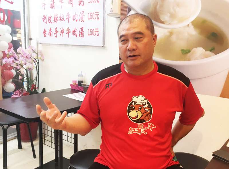 當過刑事小隊長、民意代表,甚至淪為通緝犯,如今他是坐擁好幾家餐廳的老闆。(圖/鐘敏瑜攝) 當過刑事小隊長、民意代表,甚至淪為通緝犯,如今他是坐擁好幾家餐廳的老闆。(圖/鐘敏瑜攝)