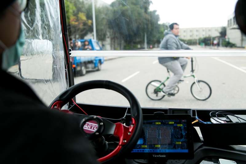 此外,當有行人、物體緊急穿越馬路時,ARTC自駕車也能緊急煞車,目前的影像辨識準確率為95%。(圖/吳晴中攝,數位時代提供) 此外,當有行人、物體緊急穿越馬路時,ARTC自駕車也能緊急煞車,目前的影像辨識準確率為95%。(圖/吳晴中攝,數位時代提供)
