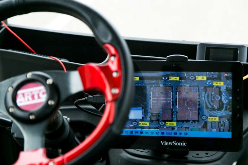 車輛中心也設計了一套「叫車」App,只要事前掃描建立高精密圖資後,就能快速適用在封閉場域的自駕接駁上,透過App在各站叫車。(圖/吳晴中攝,數位時代提供) 車輛中心也設計了一套「叫車」App,只要事前掃描建立高精密圖資後,就能快速適用在封閉場域的自駕接駁上,透過App在各站叫車。(圖/吳晴中攝,數位時代提供)