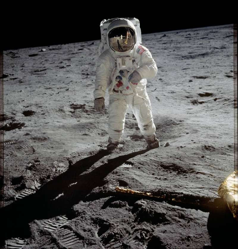 阿波羅11號為人類第一次登月任務,三位太空人分別為阿姆斯壯(Neil Armstrong)、艾德林(Buzz Aldrin)和科林斯(Michael Collins)。(Photo Credit:NASA) 阿波羅11號為人類第一次登月任務,三位太空人分別為阿姆斯壯(Neil Armstrong)、艾德林(Buzz Aldrin)和科林斯(Michael Collins)。(Photo Credit:NASA)
