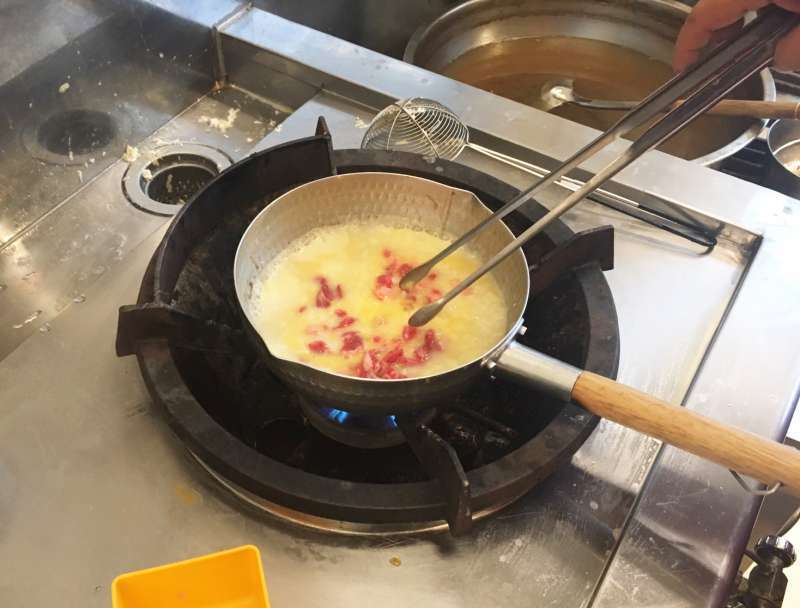 綿綿稀飯混著蛋加熱,再倒入新鮮牛肉,店內招牌「牛精牛肉粥」讓人口水直流。(圖/鐘敏瑜攝) 綿綿稀飯混著蛋加熱,再倒入新鮮牛肉,店內招牌「牛精牛肉粥」讓人口水直流。(圖/鐘敏瑜攝)