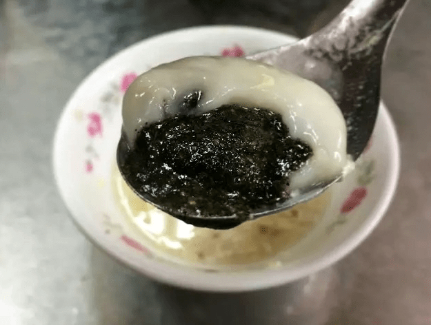 八棟圓仔湯的「酒釀蛋芝麻湯圓」,內餡芝麻多到溢出來。(圖/FunTime提供) 八棟圓仔湯的「酒釀蛋芝麻湯圓」,內餡芝麻多到溢出來。(圖/FunTime提供)