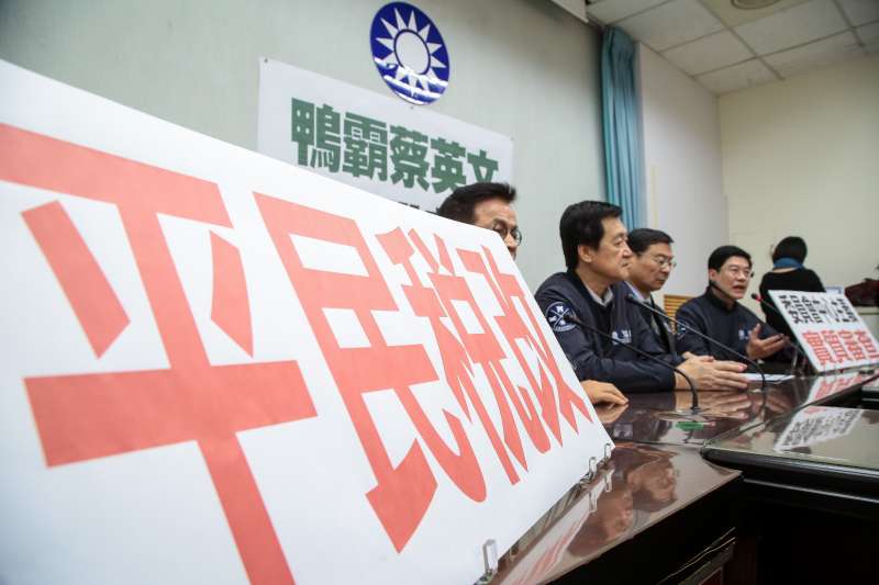 20171215-國民黨立委賴士葆、費鴻泰、曾銘宗、羅明才15日召開「鴨霸蔡英文,只照顧股市大戶」記者會,並於桌上擺放「平民稅改」標語。(顏麟宇攝) 20171215-國民黨立委賴士葆、費鴻泰、曾銘宗、羅明才15日召開「鴨霸蔡英文,只照顧股市大戶」記者會,並於桌上擺放「平民稅改」標語。(顏麟宇攝)
