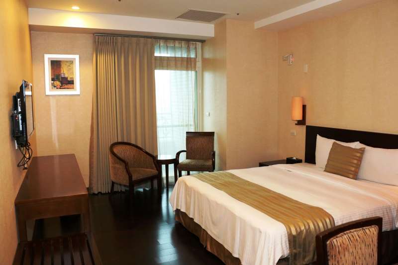 King Size雙人床獨立筒床墊、羽毛被、羽毛枕、日式浴缸、迷你冰箱等一應俱全，靜謐溫暖的氛圍，讓疲憊與壓力徹底得到解放。（圖／陳又嘉攝）