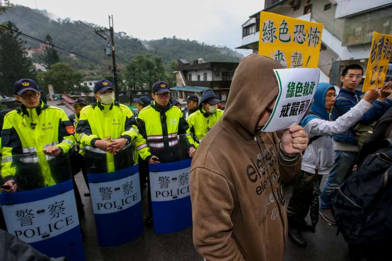 20171219-新黨王炳忠等4人疑涉《國安法》遭調查局幹員帶走案,新黨號召民眾到北宜公路上的調查局國安站外聲援。(陳明仁攝) 20171219-新黨王炳忠等4人疑涉《國安法》遭調查局幹員帶走案,新黨號召民眾到北宜公路上的調查局國安站外聲援。(陳明仁攝)