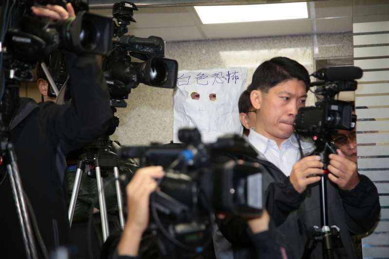 20171220-新黨副主席李勝峰20日再度召開記者會聲援新黨青年軍王炳忠。現場有民眾戴著白色紙頭套,上頭寫著「白色恐怖」。(顏麟宇攝) 20171220-新黨副主席李勝峰20日再度召開記者會聲援新黨青年軍王炳忠。現場有民眾戴著白色紙頭套,上頭寫著「白色恐怖」。(顏麟宇攝)