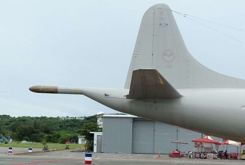 439混合聯隊反潛機大隊34中隊P-3C 3311反潛哨戒機機尾上的黑蝙蝠中隊隊徽。（玄史生∕維基百科）