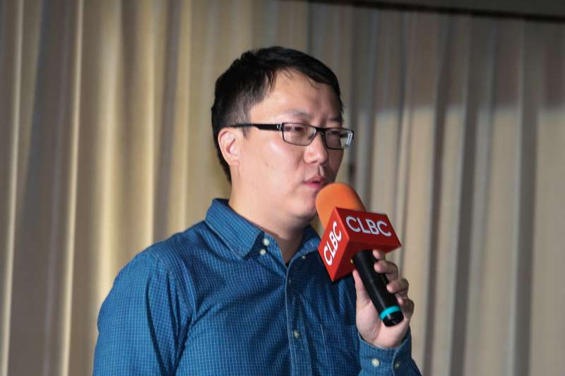 八旗文化主編王家軒主持,出席特別講座-從美國底層社會看台灣教育困境。(陳明仁攝) 八旗文化主編王家軒主持,出席特別講座-從美國底層社會看台灣教育困境。(陳明仁攝)