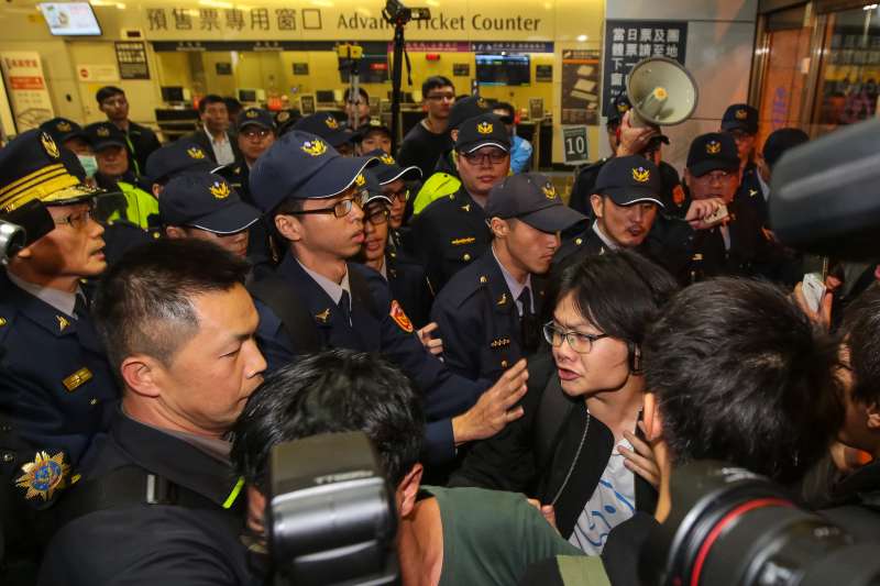 20171223-勞團23日舉行「反對勞基法修惡大遊行」，晚間主辦單位宣布遊行結束後，部分學生不願離去湧入台北車站抗議，遭優勢警力驅離。（顏麟宇攝）