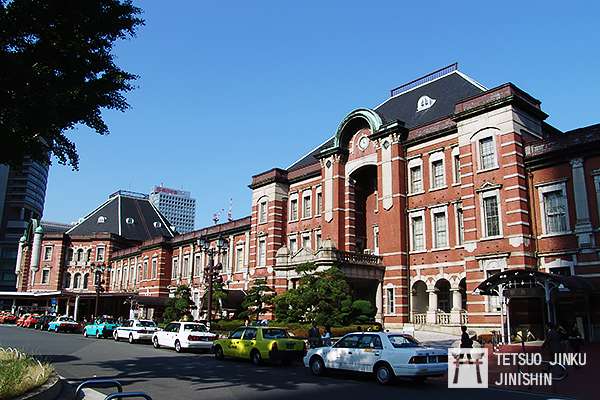 戰後修復的東京車站，站體只剩下兩層樓，南北圓拱頂建築消失，取而代之的是簡易修復的八角型建築。（攝影：陳威臣）