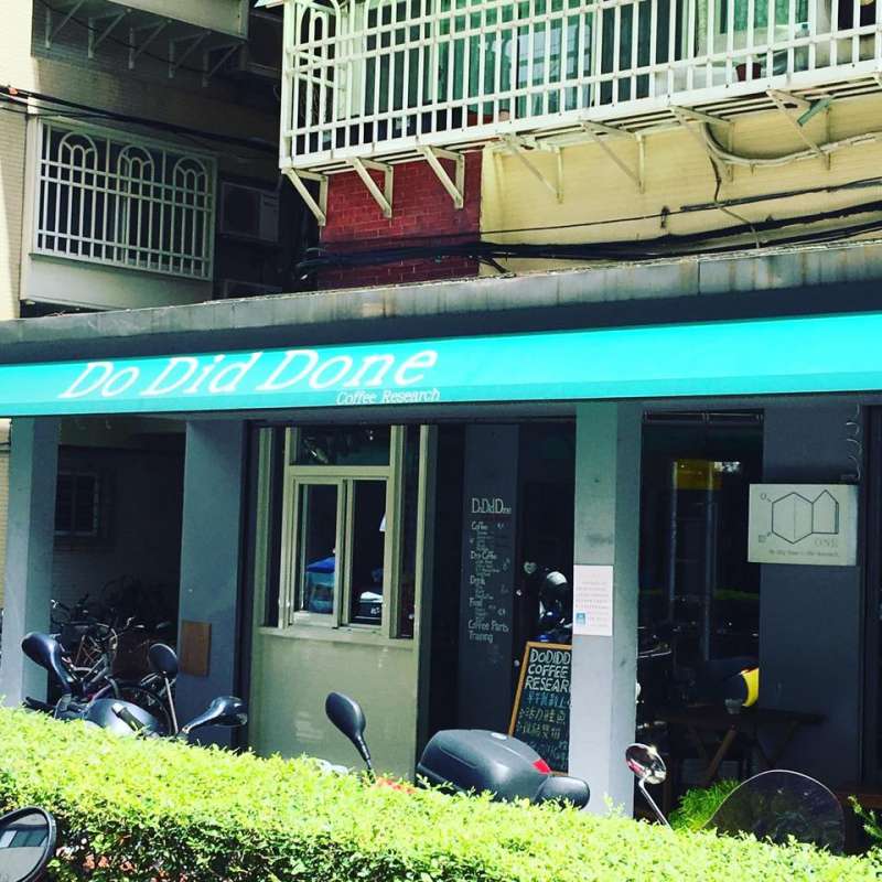 綠色棚子下,是游子毅一手打造的舒服店面。(圖/Dodiddone Coffee Research@Facebook) 綠色棚子下,是游子毅一手打造的舒服店面。(圖/Dodiddone Coffee Research@Facebook)