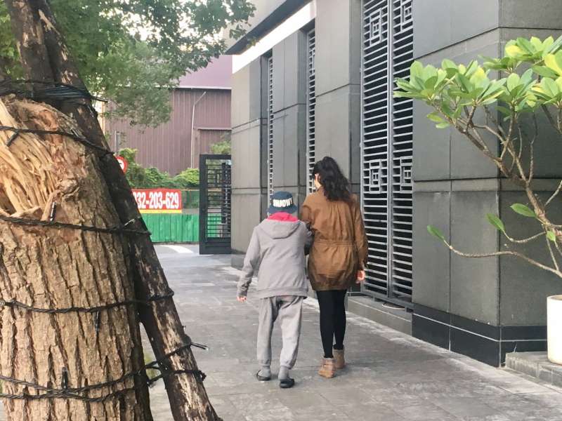 目前簡碧燕的生活重心,就是全心陪伴最愛她的癌末奶奶走完人生最後一段日子。(圖/鐘敏瑜攝) 目前簡碧燕的生活重心,就是全心陪伴最愛她的癌末奶奶走完人生最後一段日子。(圖/鐘敏瑜攝)
