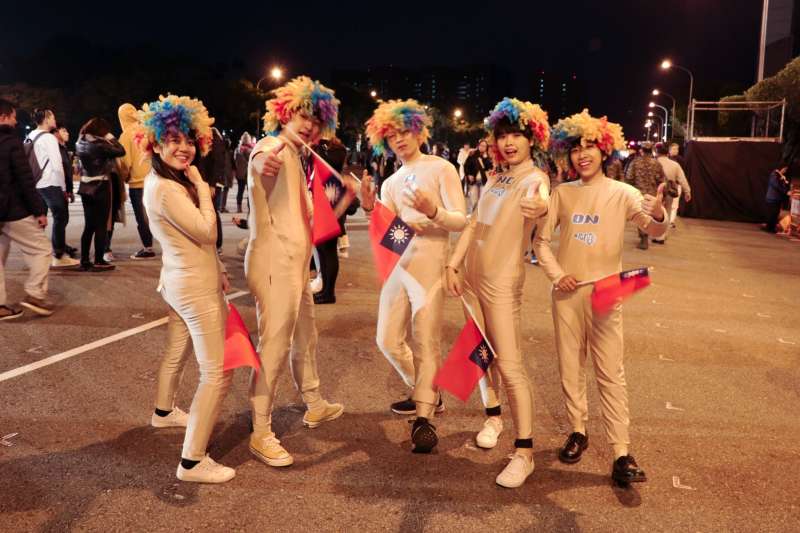 20180101-中國文化大學廣告學系的學生以該系第29屆畢業展主題「指控」，換上創意手指裝與民眾大玩人體猜拳。（文化廣告系提供）