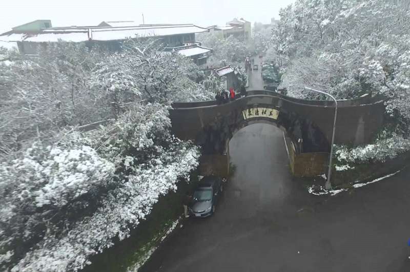 教育部公布大學新生註冊率,被認為讓私校辦學雪上加霜,但註冊率和是否有心辦學是兩回事。(圖為華梵大學雪景,環境與防災設計學系空拍團隊攝,youtube截圖) 教育部公布大學新生註冊率,被認為讓私校辦學雪上加霜,但註冊率和是否有心辦學是兩回事。(圖為華梵大學雪景,環境與防災設計學系空拍團隊攝,youtube截圖)