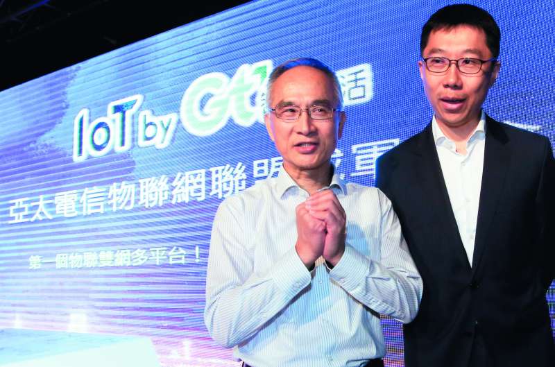 鴻海副總裁兼亞太電信董事長呂芳銘(左),以個人名義買下市占15%的台灣寬頻TBC。(新新聞資料照) 鴻海副總裁兼亞太電信董事長呂芳銘(左),以個人名義買下市占15%的台灣寬頻TBC。(新新聞資料照)